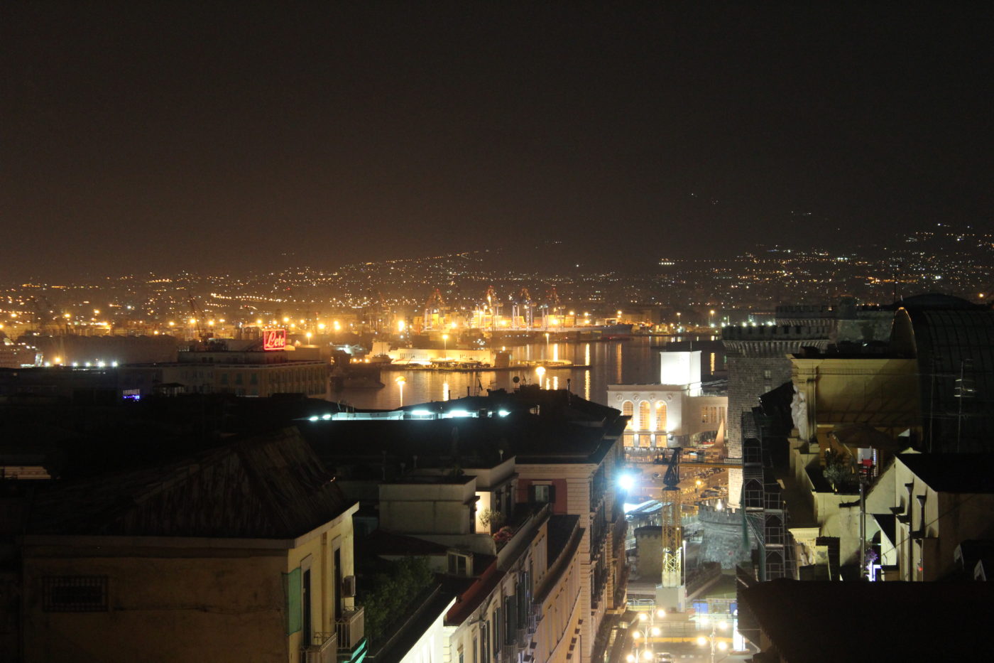 Vista di Napoli di notte