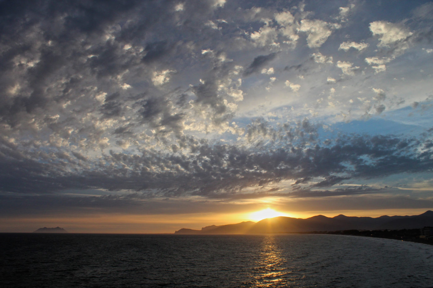 Sperlonga vista sul circeo con tramonto