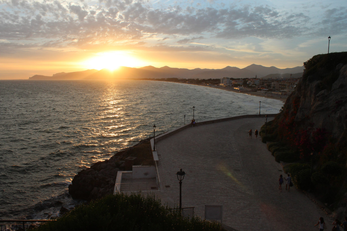 Sperlonga vista sul circeo con tramonto