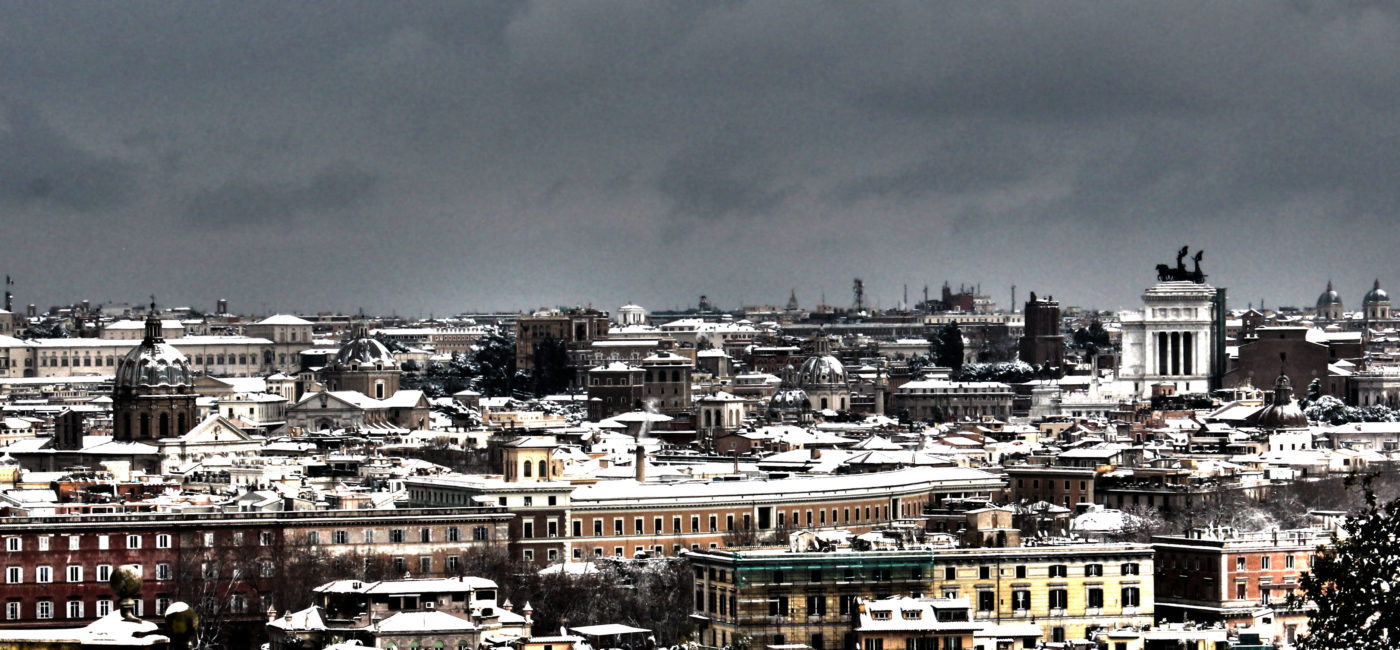 Il centro di Roma con la neve 2010 vista dei tetti dal gianicolo