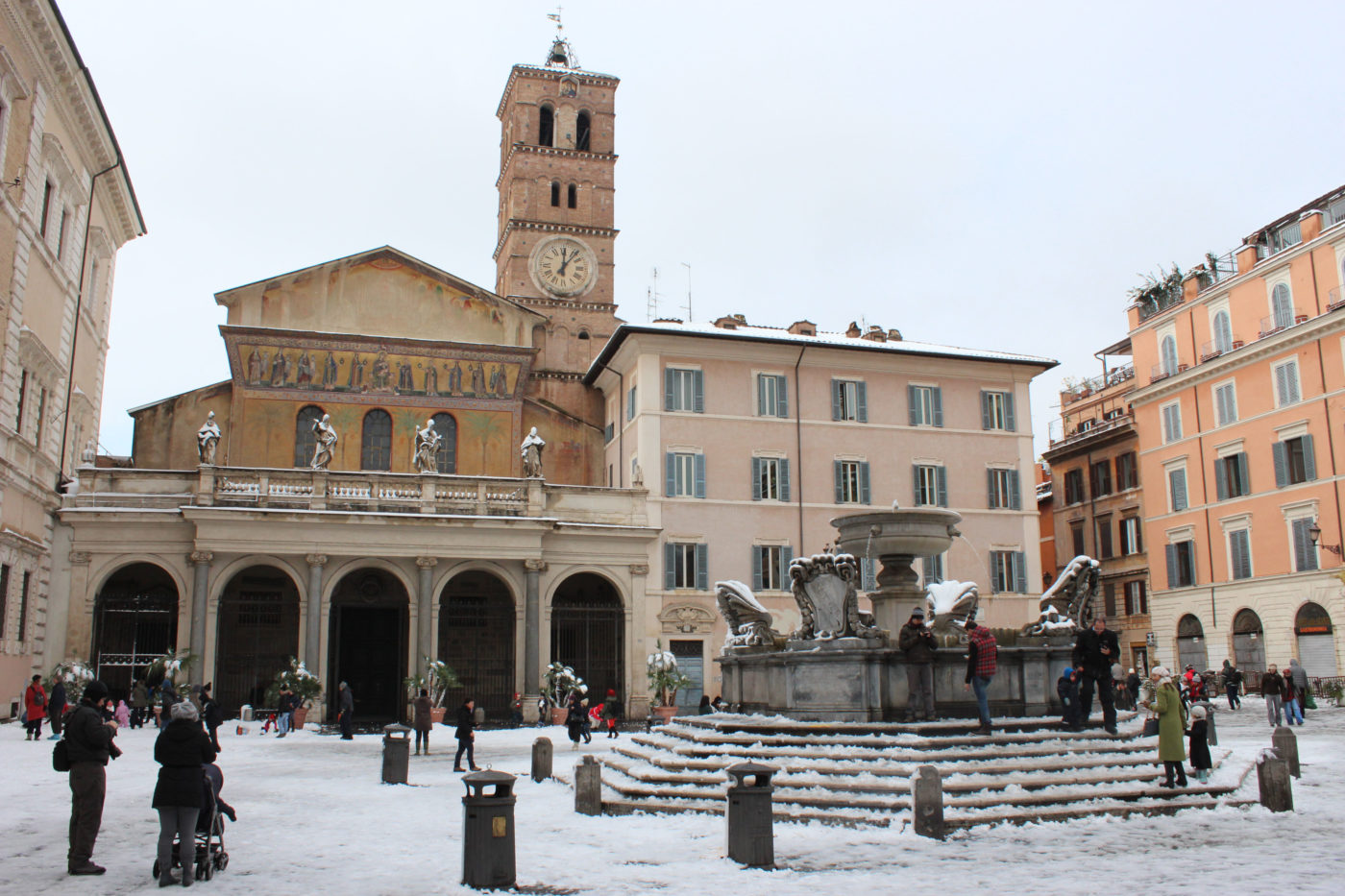 Il centro di Roma Piazza Santa Maria in Trastevere con la neve 2012
