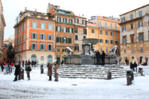 Il centro di Roma Piazza Santa Maria in Trastevere con la neve 2012
