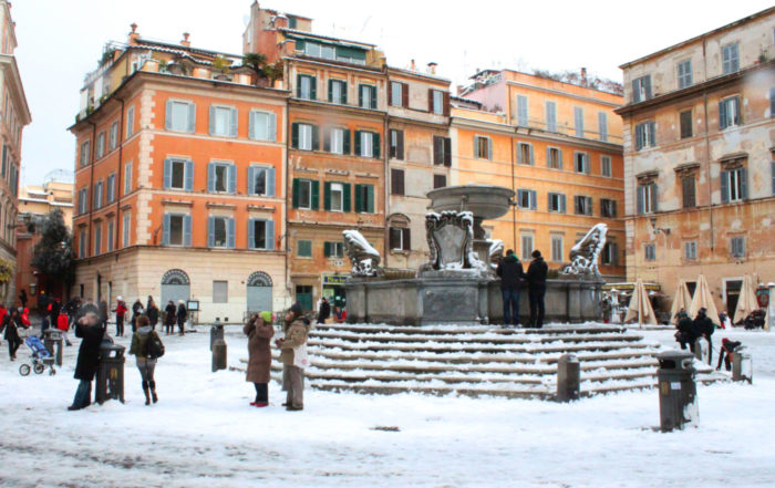 Il centro di Roma Piazza Santa Maria in Trastevere con la neve 2012