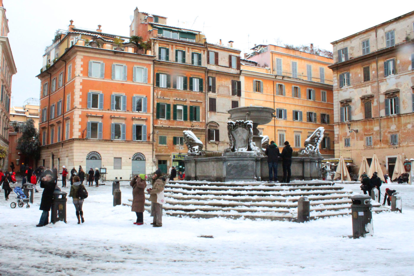 Il centro di Roma Piazza Santa Maria in Trastevere con la neve 2012