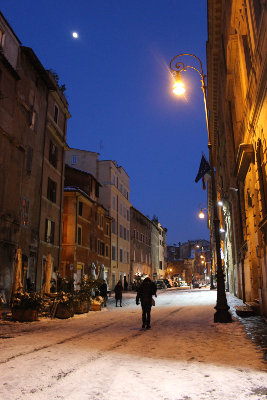 Roma Via Portico d'Ottavia con la neve di notte nel 2012