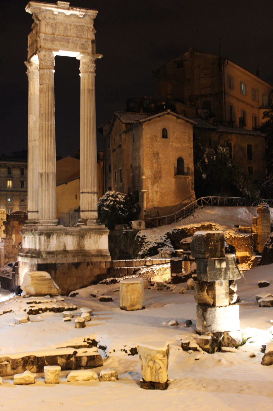 Roma Teatro di Marcello con la neve di notte nel 2012